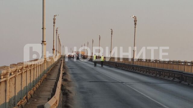 Дунав мост при Русе е затворен за движение заради камион
