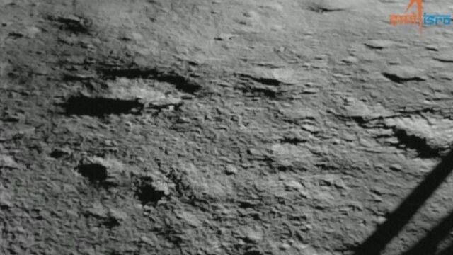 Индия започна да изследва повърхността на Луната ден след историческото