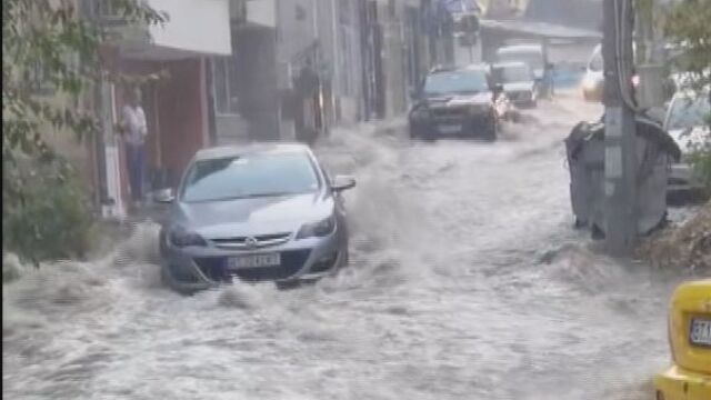 Проливен дъжд предизвика наводнения по улиците на Горна Оряховица Зрители