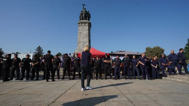 Заграждат Паметника на Съветската армия