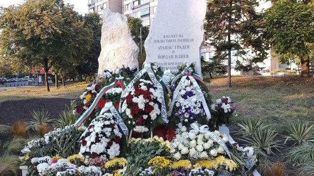 Година след трагедията: Почетоха паметта на полицаите, починали при гонка с мигранти (ОБЗОР)