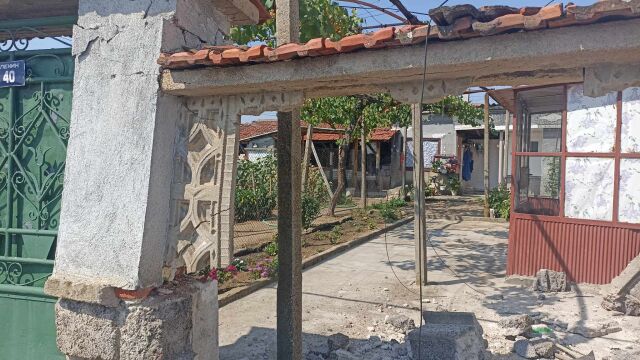 Трактор се вряза в къща в пловдивското село Чоба Стопанката на