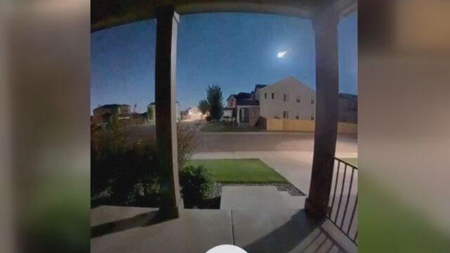 Метеор освети небето над американския щат Колорадо Видео заснето от къща