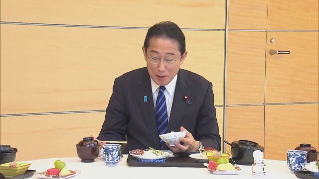 Японският премиер и министри обядваха морски дарове, уловени от водите край АЕЦ „Фукушима“