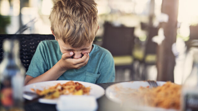 23 деца са проявили симптоми на хранително натравяне като 18
