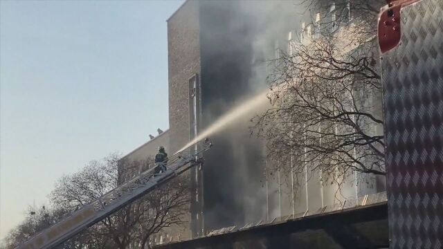 Най малко 73 ма души загинаха при пожар в пететажна сграда в