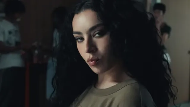 Charli XCX издаде ремикс на свои хит