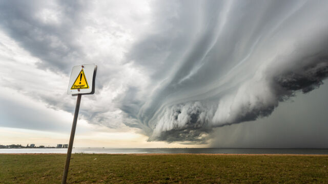  Тропическият циклон Деби прерасна в тропическа буря докато се намираше