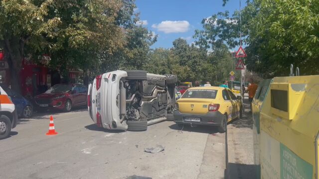 Джип удари такси и се преобърна в центъра на Велико