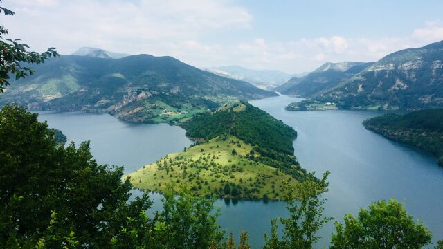 Четирима спасители от пожарната служба и двама полицаи от Кърджали