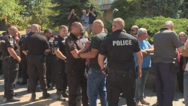 Служители на МВР от цялата страна се събраха на протест