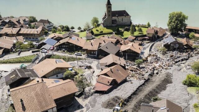  Първо екстремна жега a после гръмотевични бури които предизвикаха свлачища