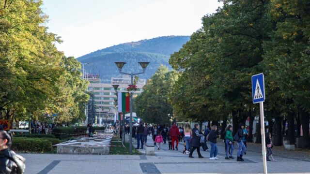 Мъж е починал на площада в Перник пред очите на