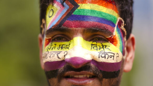 Хиляди представители на ЛГБТ обществеността и нейни поддръжници излязоха на