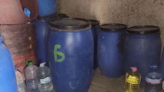 Митнически служители откриха близо 4200 литра етилов алкохол в селскостопански