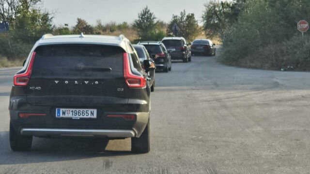 Големи задръствания се образуват по пътя Тополовград Харманли заради гастарбайтерите които