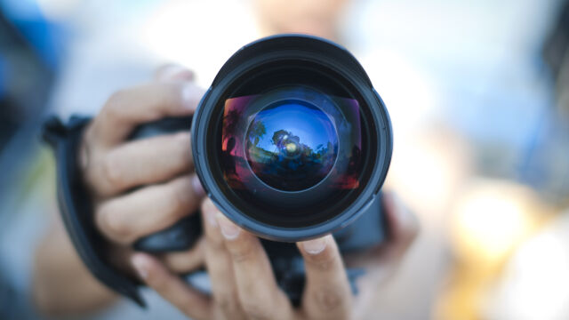 Кадър на светкавица приличаща на сърце завладява любителите на метеорологията