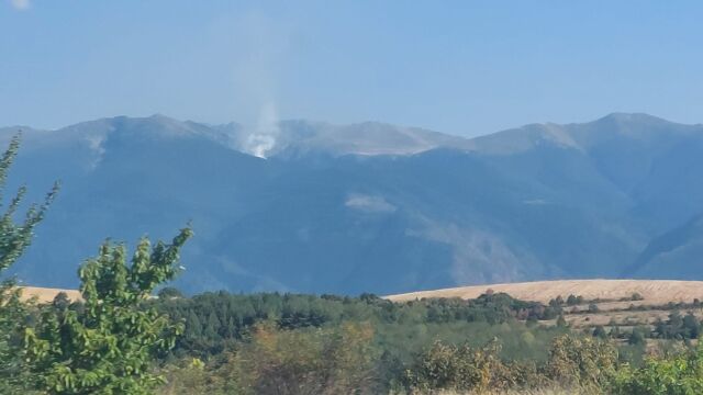 Пожар гори във високата част на Рила планина  Огнището е под