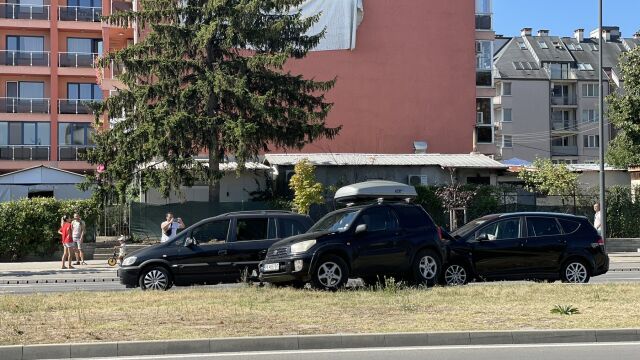 Верижна катастрофа с участието на три коли e станала на