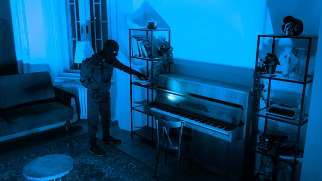 Крадец е заловен в Рим след като седнал да чете