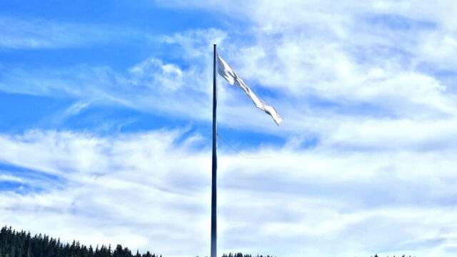 От националния флаг който беше издигнат на 111 м височина