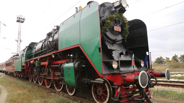  БДЖ организира атракционно пътуване с влак с парен локомотив по