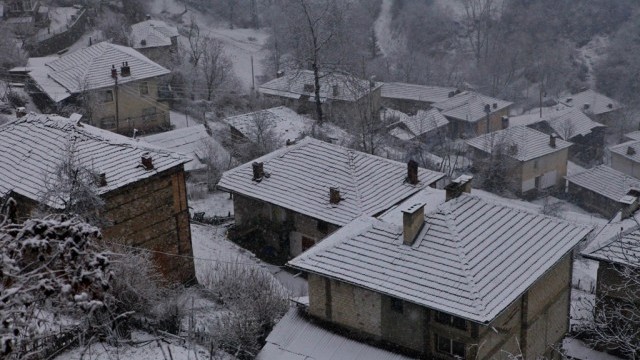 „Имаме дете на три години, как да го стоплим“: Пет села в Разградско още са без ток