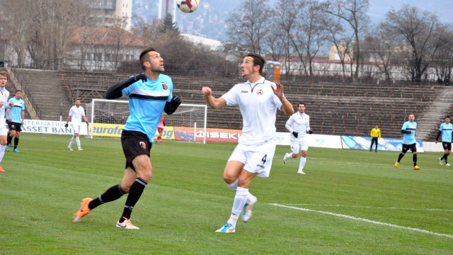 Снимка: Куп пропуски и само 1:1 между 