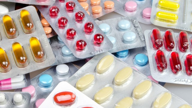 Здравният министър: Проектът за продажба на лекарства през машини е оттеглен