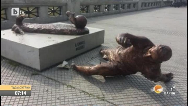 Отново вандалски акт срещу статуята на Меси в Буенос Айрес