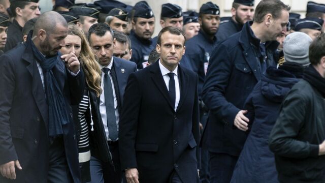 Правителството на френския президент Еманюел Макрон оцеля във вота на
