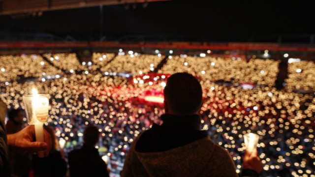 Снимка: Традицията повелява: Коледни и футболни песни дори без мач (ВИДЕО)