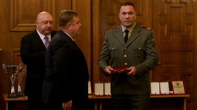 Кубрат Пулев вече е офицер от резерва (ВИДЕО)