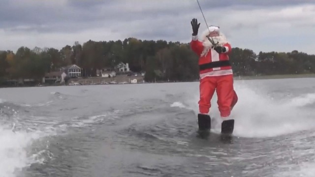 Дядо Коледа подкара водни ски (ВИДЕО)