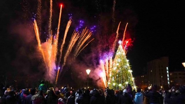 23 дни до Коледа: Запалиха елхите в София, Пловдив и Русе
