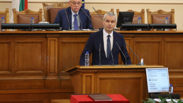Лидерът на „Възраждане“ Костадин Костадинов отхвърли твърденията, че на протеста