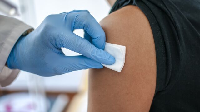 Започна имунизацията срещу COVID и сезонния грип: Какви са симптомите?