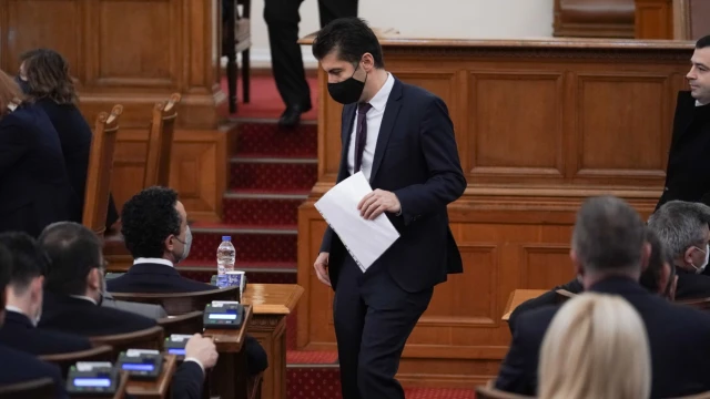 Парламентарен контрол очаква се премиерът Кирил Петков да бъде