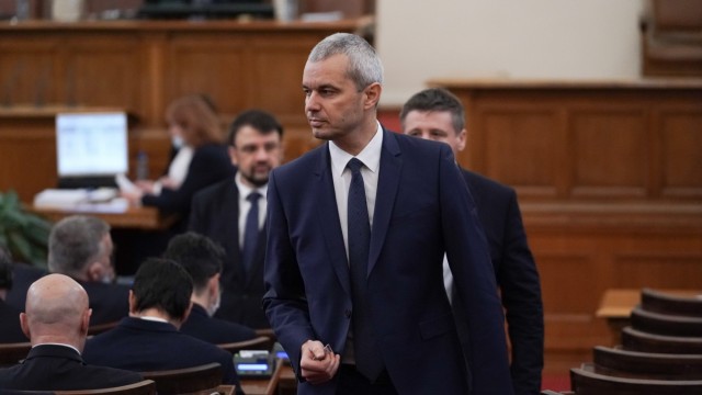Лидерът на Възраждане Костадин Костадинов предизвика недоволство в пленарната зала