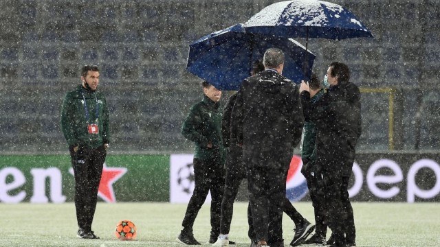 Отложиха мач от Шампионската лига заради снега (ВИДЕО)