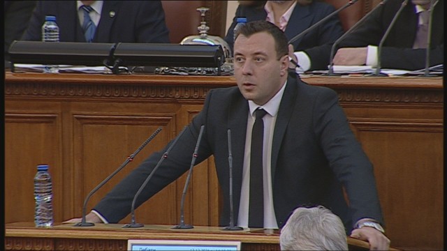 Депутатът от Възраждане Петър Петров критикува от парламентарната трибуна коалиционното