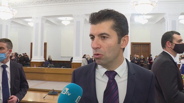 Новият премиер Кирил Петков коментира пред журналисти първите две задачи