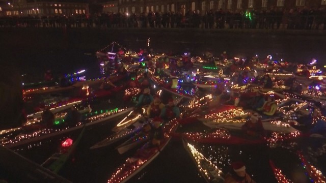 Коледно украсени лодки осветиха нощните канали в Копенхаген.Зрелищното шоу беше