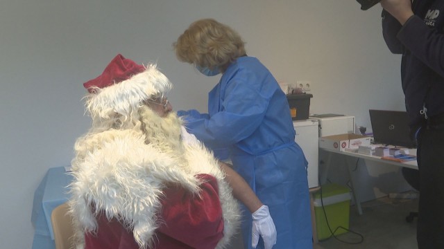 И Дядо Коледа се ваксинира срещу коронавирус. Той посети ваксинационен