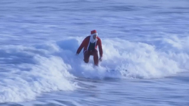 Дядо Коледа избра сърфа вместо шейната. Няколко белобради старци яхнаха
