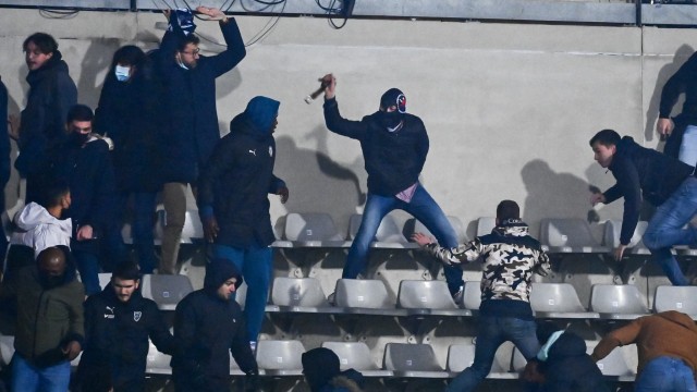 Футболните фенове във Франция явно са натрупали много агресия тъй