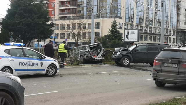 Малко преди 10 ч 4 коли катастрофираха на бул България