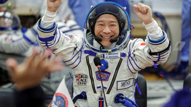 Първият космически турист за повече от 10 г се завърна