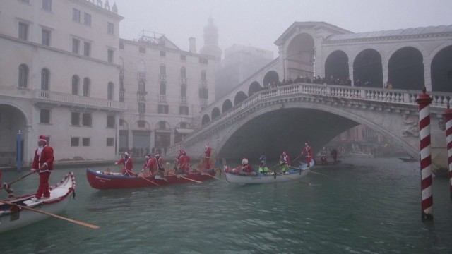Традиционна коледна регата се проведе по каналите на Венеция Десетки