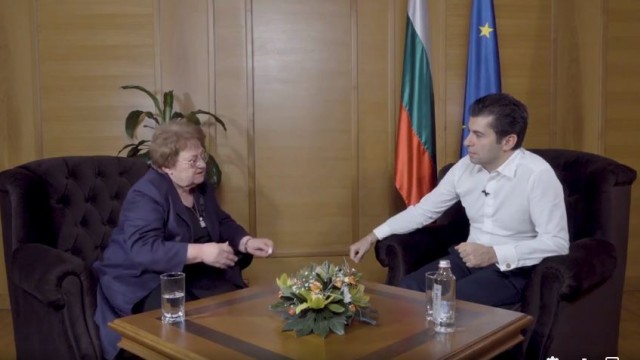 Премиерът Кирил Петков проведе 40 минутен разговор пред камери със съветника